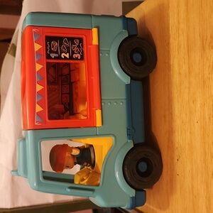 Fisher-Price Little People Serve It Up Food Truck sounds, music, and 2 Figures.